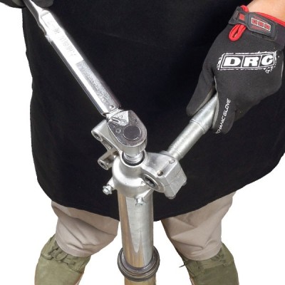 Outil pour maintien de pied de fourche 