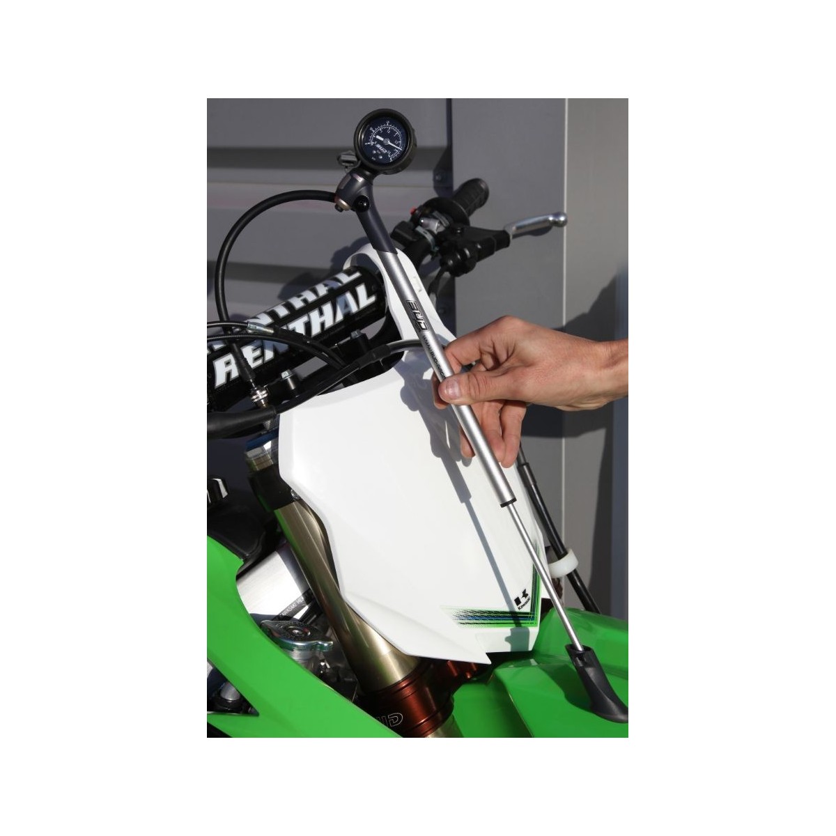 Pompe de gonflage fourche basse pression KXF 450 13/14 & CRF 450 13/15 